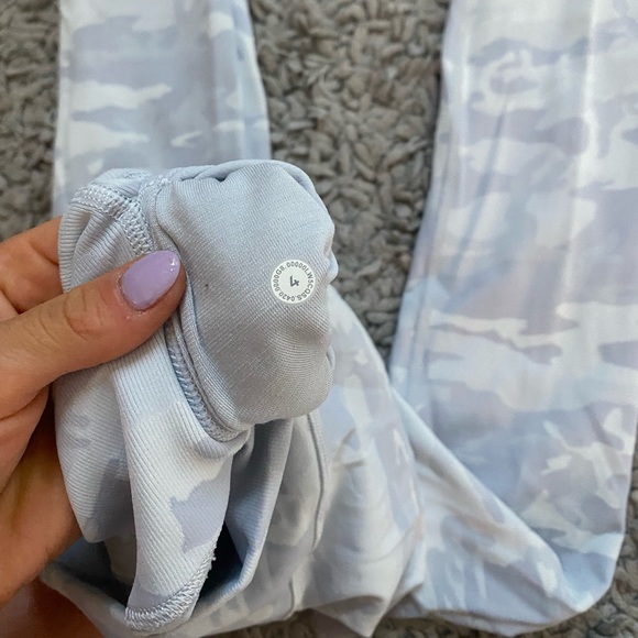 white cameo lululemon leggings, size 4 !! - Picture 2 of 3